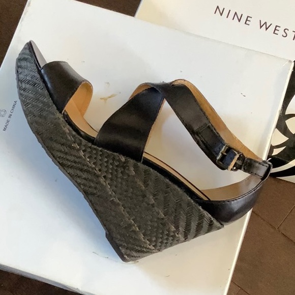 New in the box , Nine West black leather wedge heel size 10m - Picture 2 of 4